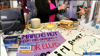 Nallely desayuna en Mona Ramona Café, lugar atendido sólo por mujeres