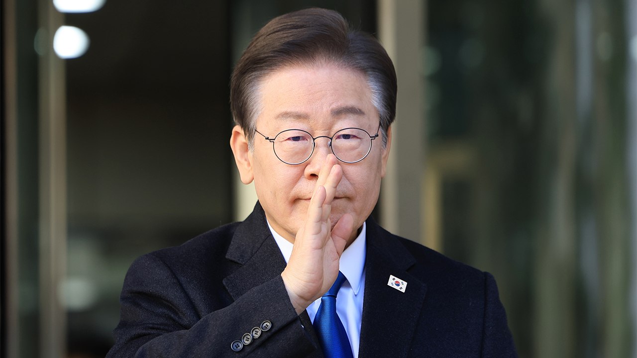 李 "나와 아내는 재판, 영부인은 특검 막혀"...'공직선거법 재판' 재개 / YTN