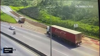 Caminhão bate no guard rail da área de escape do Anel Rodoviário, em BH