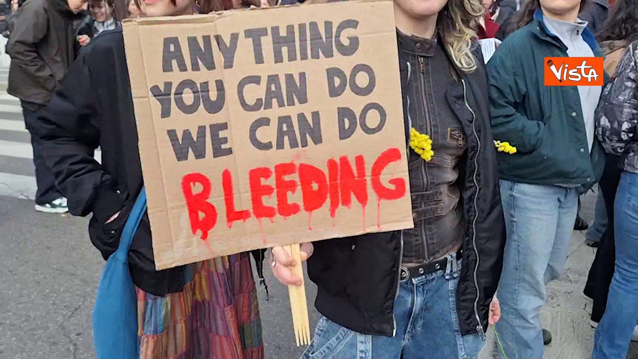 8 marzo, "Libert? alle donne" e sostegno alla Palestina nei cartelli del corteo a Milano