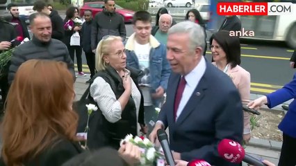 Mansur Yavaş, Kadınlara Karanfil Dağıttı