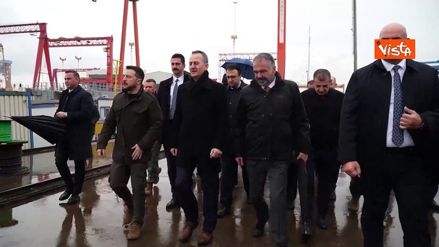 Zelensky visita cantiere navale a Istanbul, ecco le immagini