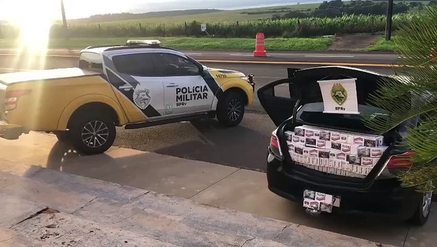 PRE recupera veículo roubado e apreende 20 caixas de cigarros na PR-323, em Perobal
