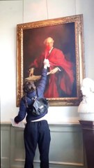 "Ato idiota". Grupo pró-Palestina destrói quadro de ex-ministro britânico