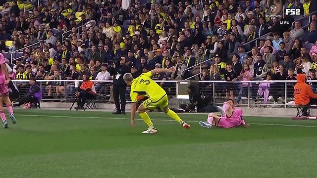 Messi évite de justesse une grave blessure, sa jambe se tord sur un coup violent