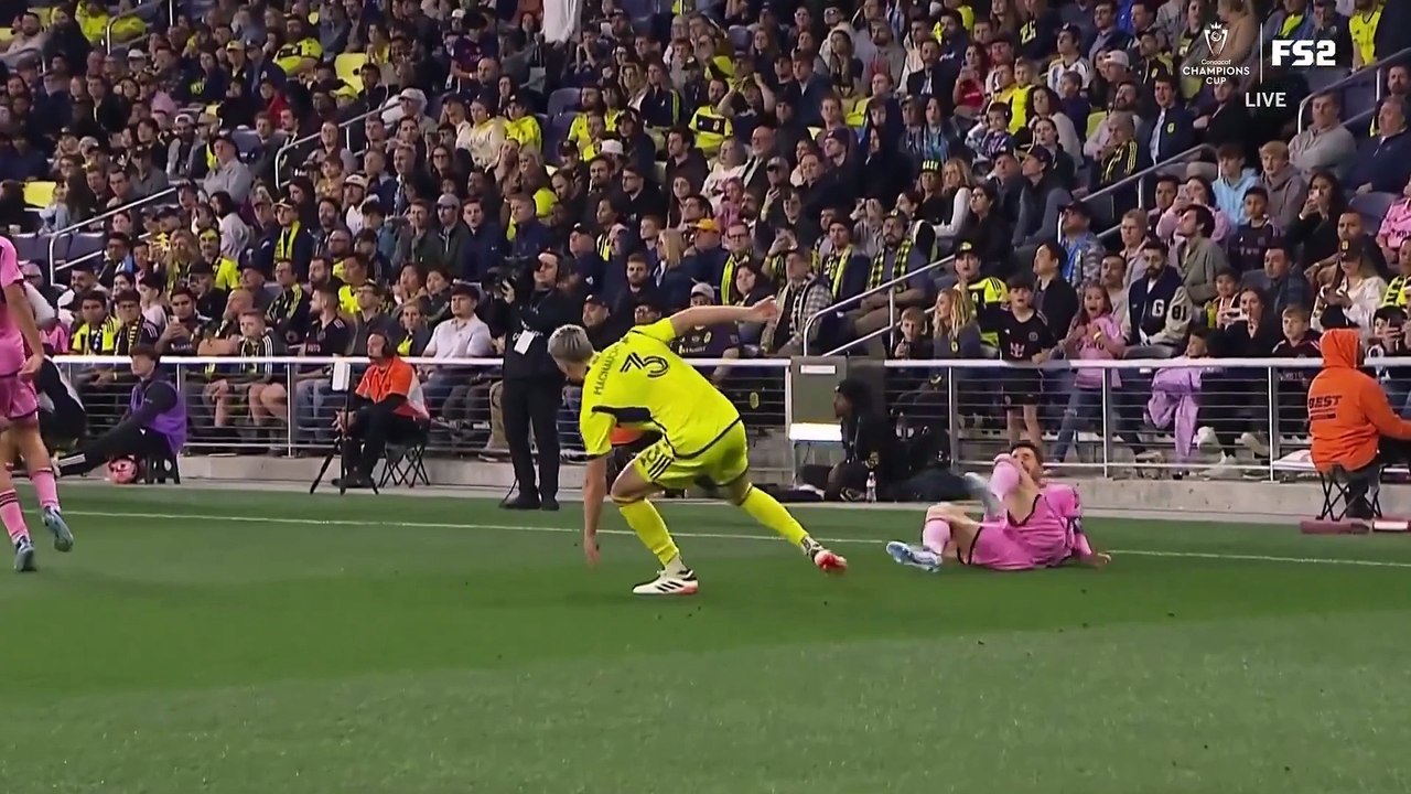 Messi évite de justesse une grave blessure, sa jambe se tord sur un coup violent