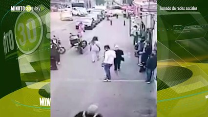 Download Video: Ladrón arrolló con su moto a una anciana luego de robarse un celular en una calle de Bogotá