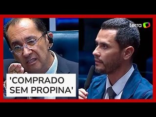 Kajuru chama de 'ridículo' tênis de colega, que rebate: 'Comprado honestamente'
