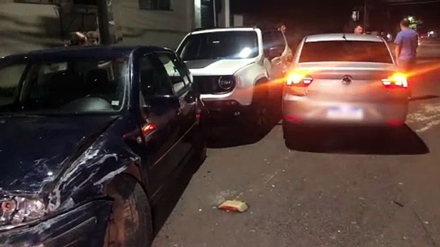 Engavetamento envolvendo três veículos é registrado na Rua Pio XII