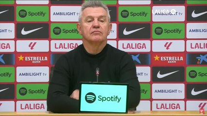 El show de Aguirre en rueda de prensa con el nombre de los medios