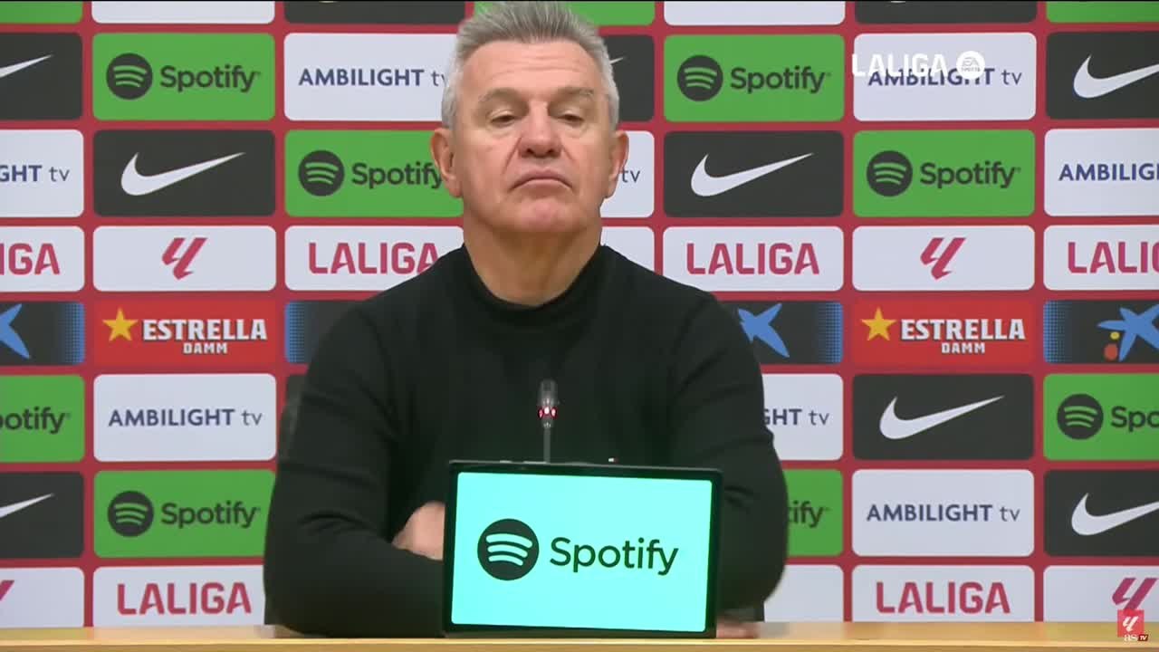 El show de Aguirre en rueda de prensa con el nombre de los medios