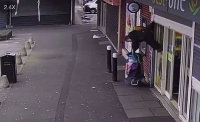 ext-¡Insólito! Adulta mayor quedó colgada de puerta metálica de supermercado-080324