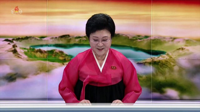 Estimado camarada Kim Jong Un dirige treinamento de tiros de canhão de grandes unidades combinadas do EPC