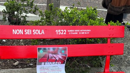 l'inaugurazione della panchina rossa