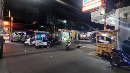 pinggir jalan tepi kota jakarta