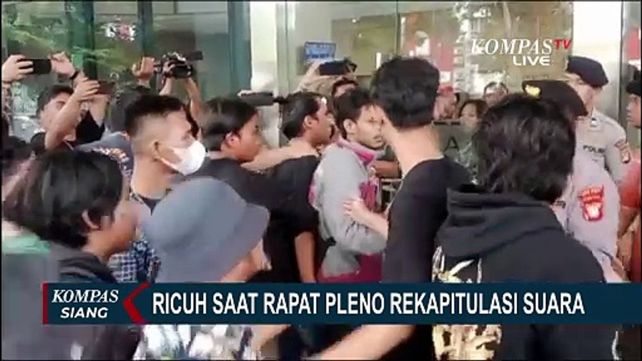 Ricuh! Pleno Rekapitulasi Suara di Bekasi Diwarnai Unjuk Rasa dan Aksi Saling Dorong