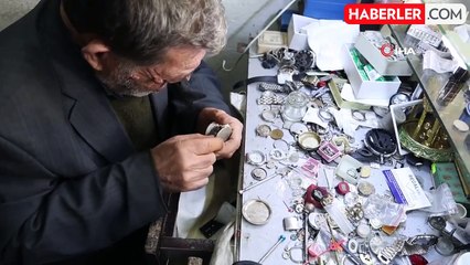 'Tik tak' sesleriyle geçen bir ömür: 65 yıldır 'zamanı' ayarlıyor