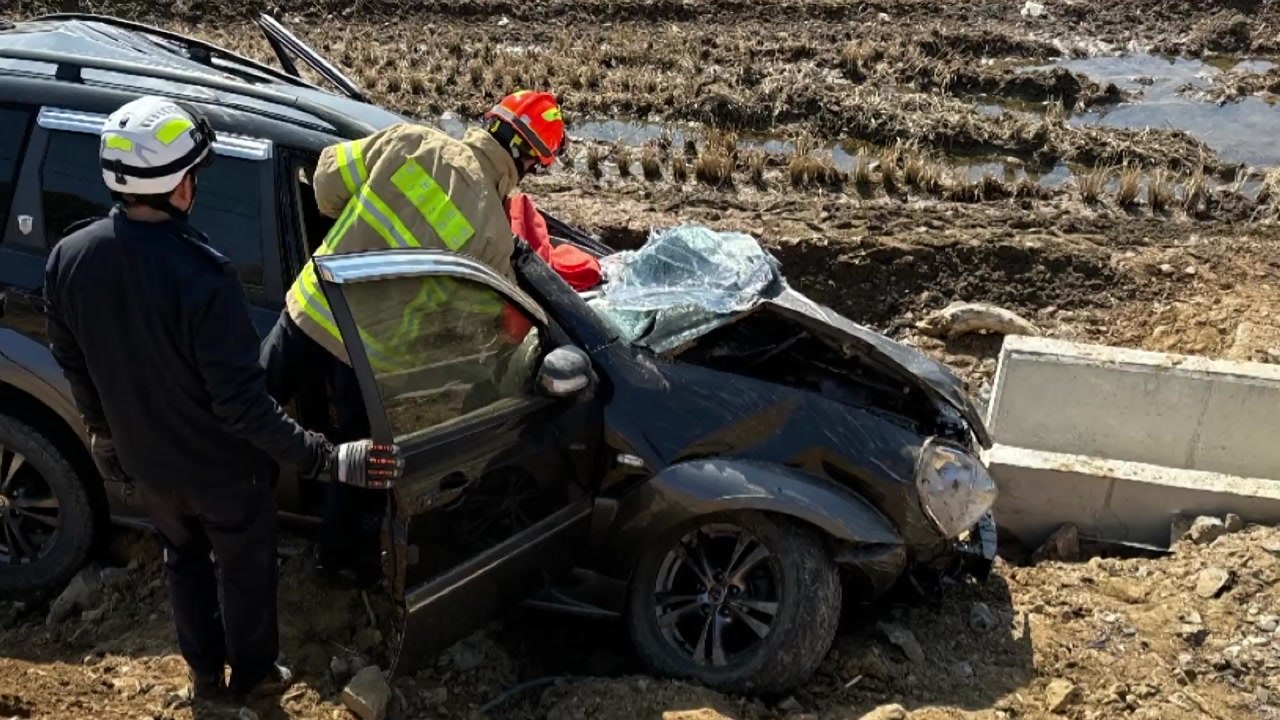 강원도 인제서 승용차 논으로 추락...1명 숨져 / YTN