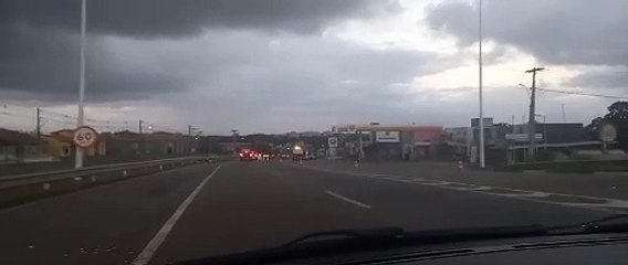 Carro de luxo derruba poste na Estrada do Coco e parte da via é interditada