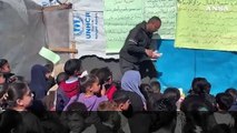 A Gaza i bambini  fanno lezione nel campo di Rafah