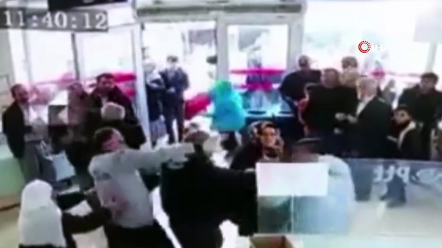 PTT Sırası Bıçaklı Kavgaya Dönüştü! Güvenlik Görevlisi Yaralandı!