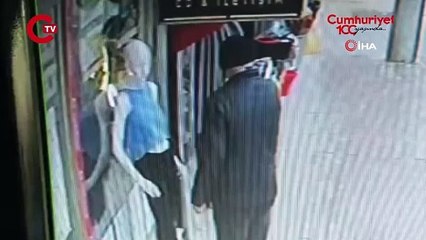 Dakikalarca sevdiği cansız mankeni kucaklayıp kaçırdı