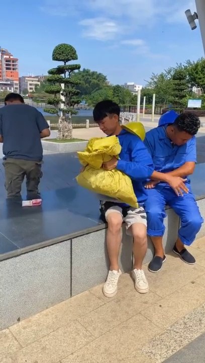 was convinced by Brother Wang, but I still had to go home and tell him about it after I picked it up! #popular #沙sculpt#funny #comedy #funnyvideo #fun #foryou #funnyshorts #comedyshorts #funnyvideos #funnycomedy