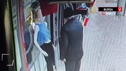 Bursa'da sevdiği cansız mankeni kucaklayıp böyle kaçırdı