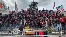 Lucca, la morte dello storico tifoso e l'ultimo saluto allo stadio: feretro in curva tra striscioni, cori e applausi