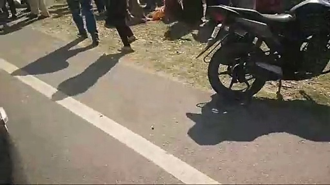 टायर फटने से सडक़ से उतरी 50 यात्रियों से भरी ब...