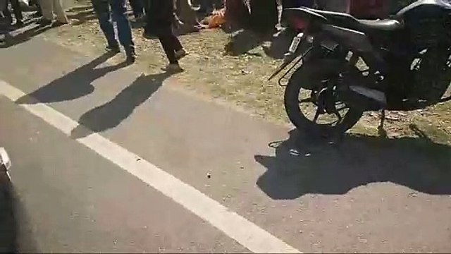 टायर फटने से सडक़ से उतरी 50 यात्रियों से भरी बस, मची चीख-पुकार
