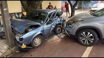 Voyage fica destruído em violento acidente na Rua Antonina em Cascavel
