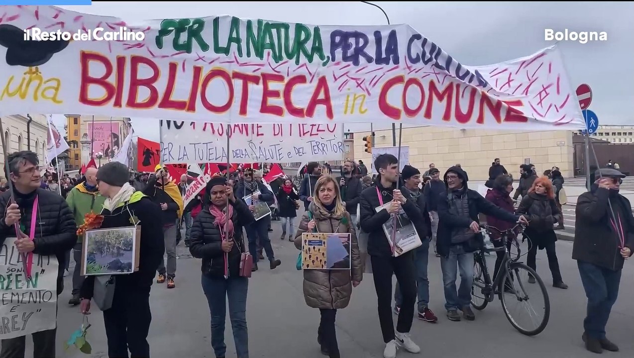 Scuole Besta, corteo per dire no alla nuova media nel bosco