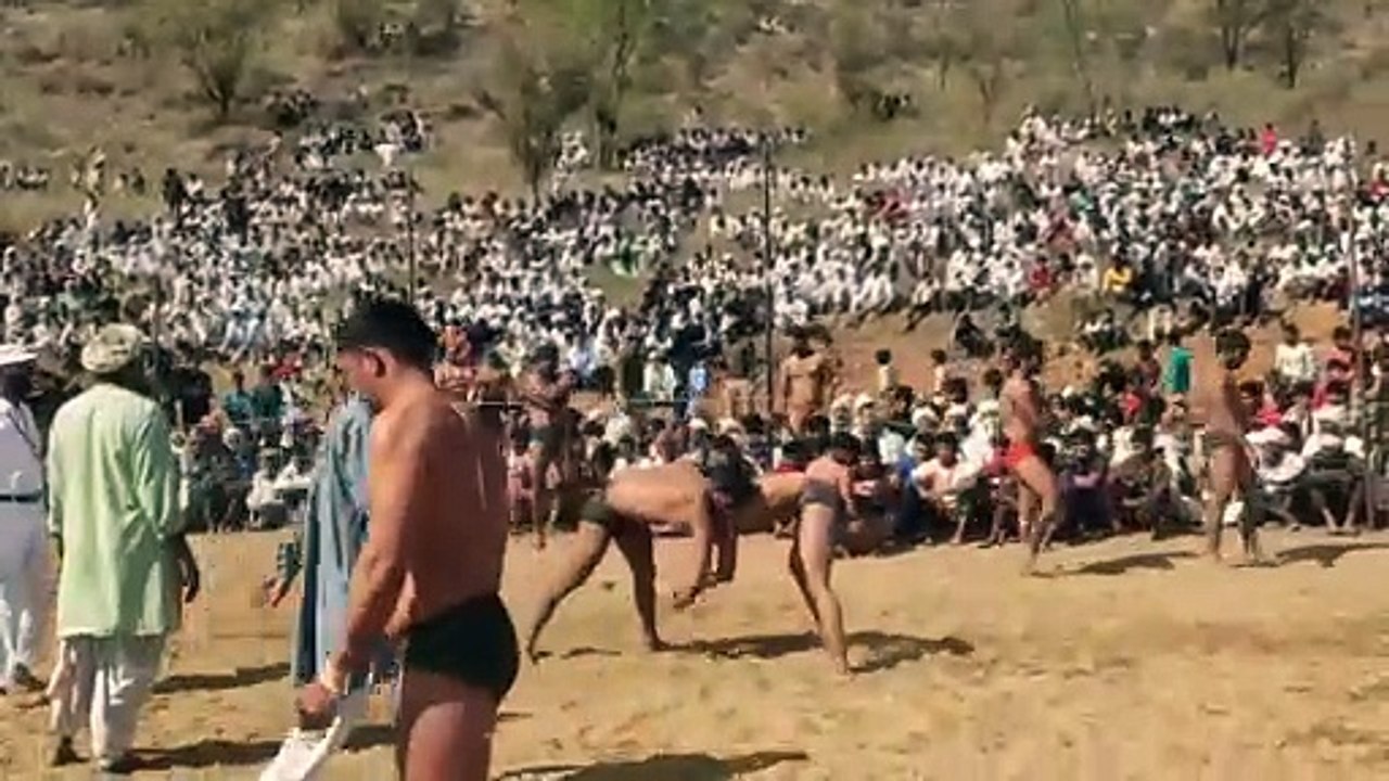 कुश्ती दंगल में पहलवानों ने लगाए दाव-पेंच, देखें वीडियो