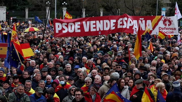 Miles de personas se concentran en Cibeles al grito de Sánchez, dimisión