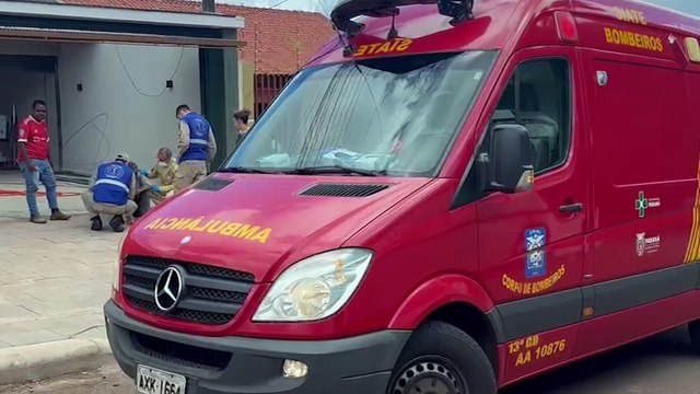 Homem sofre fratura no pé e lesiona mão ao cair de altura de quase 4 metros na Rua Tiradentes