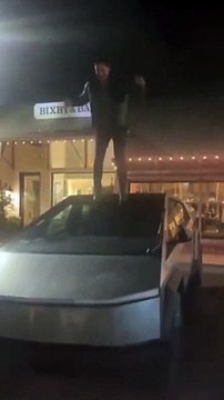 Il teste la solidité du pare-brise du Cybertruck Tesla