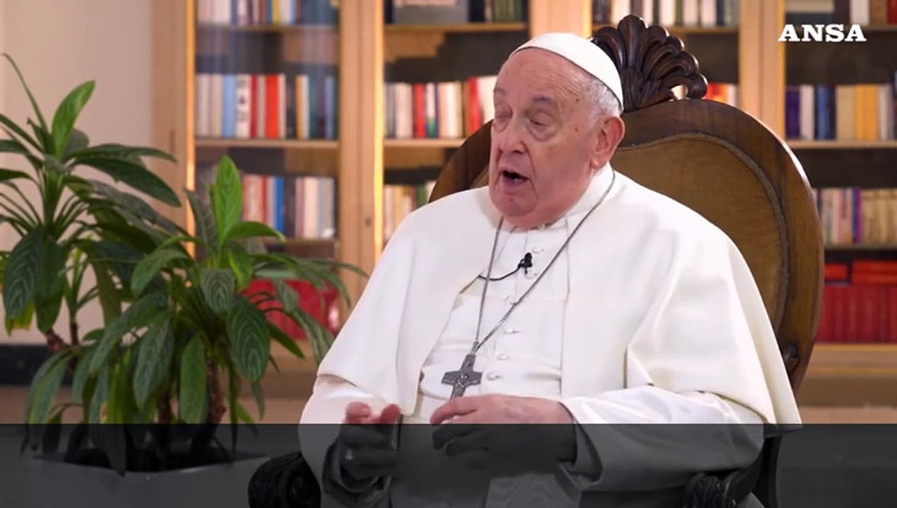 Papa Francesco: "L'Ucraina abbia il coraggio della bandiera bianca e di negoziare"