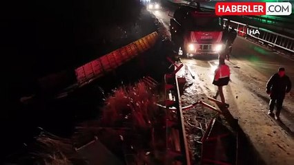 Bariyerleri parçalayan tır hurda yığınına döndü: 3 yaralı