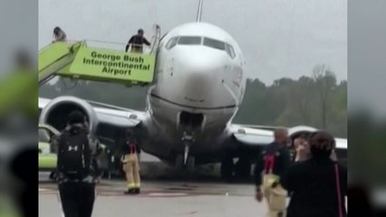 美 유나이티드항공, 툭하면 비상착륙·회항...엿새 동안 5번 사고 / YTN