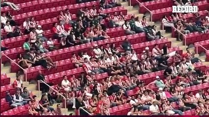 Cade Cowell se fue abucheado por la afición de Chivas tras salir de cambio