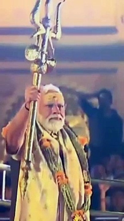 हाथ में त्रिशूल, माथे पर चंदन और गले में माला,...