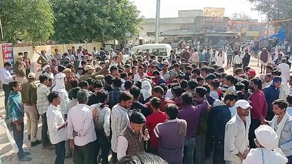 युवक का शव मिलने से सनसनी, लोगों ने जाम लगाकर किया प्रदर्शन