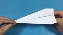 Avion en papier qui vole loin. Avion en papier