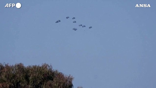 Gaza, gli aiuti umanitari vengono paracadutati nella Striscia