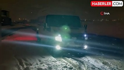 Kar yağışından dolayı minibüs rampada mahsur kaldı