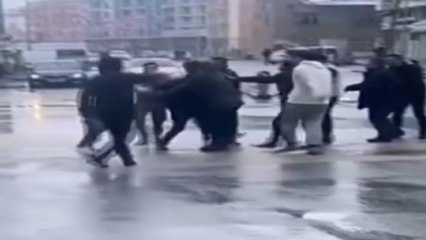 Eşini sokak ortasında bıçakladı: Çevredeki esnaf linç etmek istedi