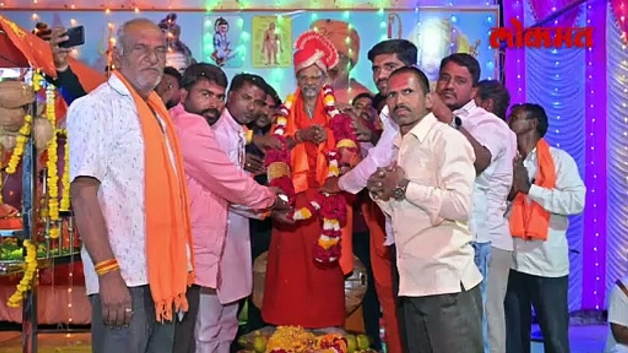 शिंदेंचा खासदार डेंजर झोनमध्ये, शांतिगिरी महाराज मैदानात उतरले
