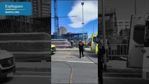 Un autobús urbano cae al interior de una obra en Esplugues, Barcelona