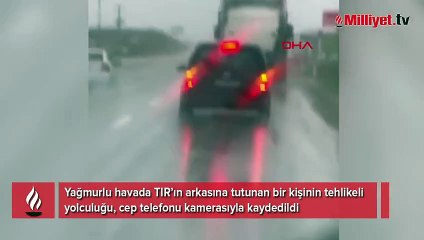 TIR’ın arkasında tehlikeli yolculuk